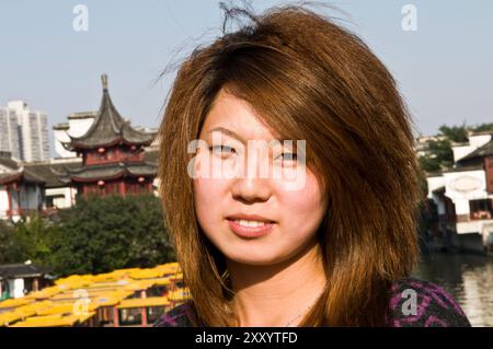 Porträt einer jungen Chinesin, aufgenommen in der Nähe des Fuzi Miao Tempels in Nanjing, China. Stockfoto