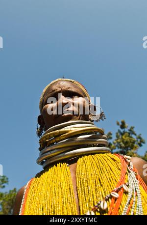 Bonda-Frauen auf einem lokalen Markt in der Region Malkangiri in Odisha, Indien. Stockfoto