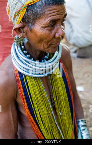 Bonda-Frauen auf einem lokalen Markt in der Region Malkangiri in Odisha, Indien. Stockfoto