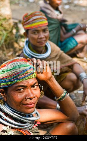 Bonda-Frauen auf einem lokalen Markt in der Region Malkangiri in Odisha, Indien. Stockfoto