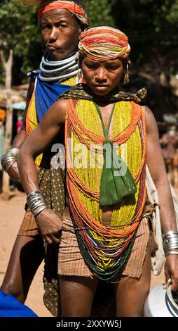 Bonda-Frauen auf einem lokalen Markt in der Region Malkangiri in Odisha, Indien. Stockfoto