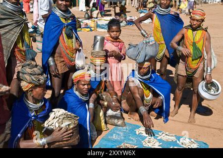 Bonda-Frauen auf einem lokalen Markt in der Region Malkangiri in Odisha, Indien. Stockfoto