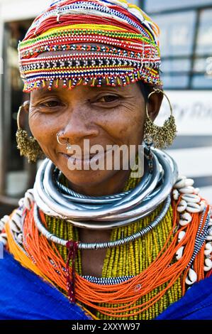 Bonda-Frauen auf einem lokalen Markt in der Region Malkangiri in Odisha, Indien. Stockfoto