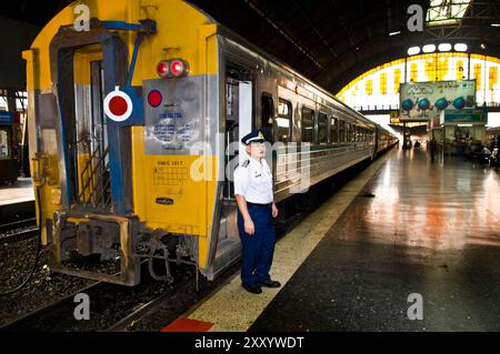 Thailändisches Zugpersonal steht auf dem Bahnsteig am Bahnhof Hua Lamphong in Bangkok, Thailand. Stockfoto