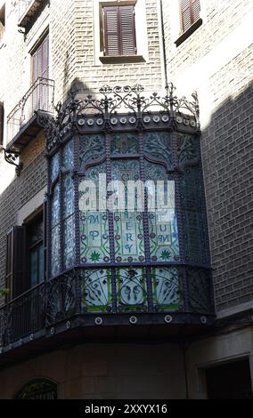 Ein wunderschöner Balkon in einem alten Gebäude in der Altstadt von Barcelona, Spanien. Stockfoto