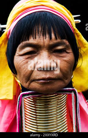 Porträt einer langhalsigen Padong-Frau, aufgenommen in einem Flüchtlingslager an der Grenze zu Myanmar und Thailand. Stockfoto