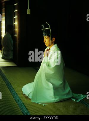 Ein Priester sitzt auf einer Tatami-Matte im Meiji-Schrein in Tokio, Japan. Stockfoto