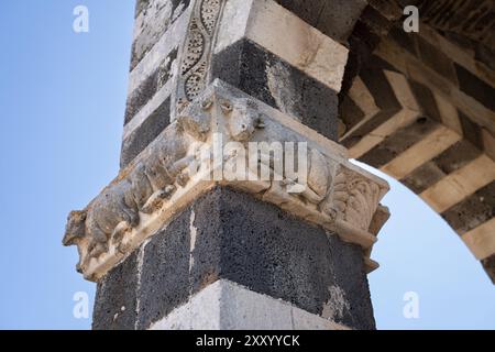 Detail eines der Kapitelle auf einer Säule mit Kühen an der Außenseite der Basilika der Heiligen Dreifaltigkeit von Saccargia, berühmter romanischer Churc Stockfoto