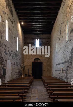 Das Innere der Basilika der Heiligen Dreifaltigkeit von Saccargia ohne Menschen, eine berühmte romanische Kirche in Sassari in Sardinien, Italien, ohne Menschen. Cu Stockfoto