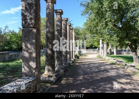 Olympia, Griechenland - 9. Oktober 2019: Antike Ruinen unter klarem blauem Himmel. Stockfoto