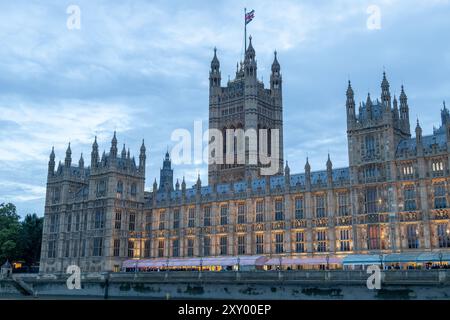 Blick auf den Palast von Westminster und die Houses of Parliament von der Themse in der Abenddämmerung in London Stockfoto