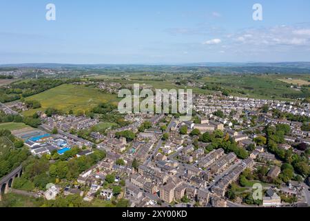 Luftdrohnenfoto der Stadt Thornton, ein Dorf im Stadtbezirk Bradford, in West Yorkshire, England Show Stockfoto