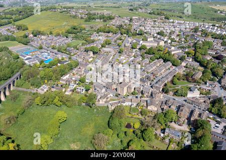 Luftdrohnenfoto der Stadt Thornton, ein Dorf im Stadtbezirk Bradford, in West Yorkshire, England Show Stockfoto