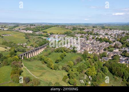 Luftdrohnenfoto der Stadt Thornton, ein Dorf im Stadtbezirk Bradford, in West Yorkshire, England Show Stockfoto