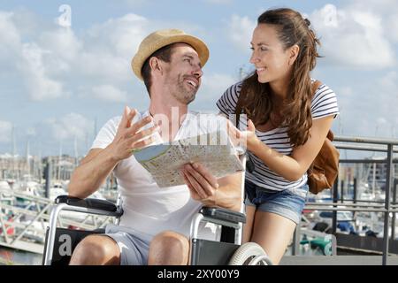 Behinderte Menschen im Rollstuhl und Freundin auf Urlaub Stockfoto