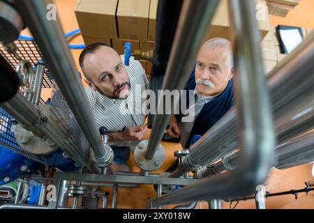 Zwei männliche Arbeiter im Lager Stockfoto