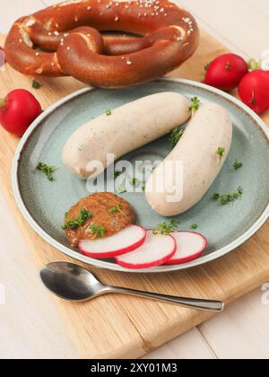 Bayerische Kalbswurst mit süßem Senf und Brezel auf Holzbrett, Oktoberfest oder traditionelle bayerische Küche Stockfoto