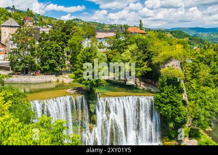 Panoramablick auf Wasserfälle in der Altstadt von Jajce, Bosnien und Herzegowina Stockfoto