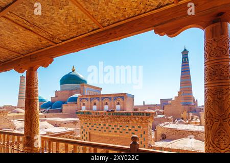 Blick auf den architektonischen Komplex Pakhlavan Mahmud und das Islam Khoja Minarett. Chiwa, Usbekistan - 17. Juli 2024. Stockfoto