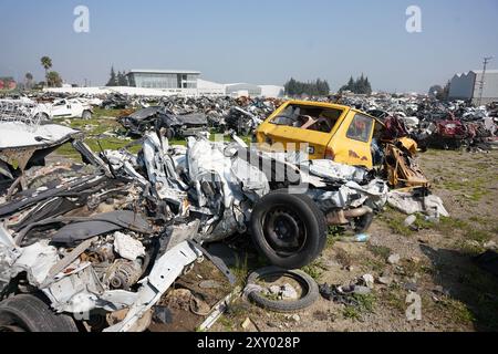 HATAY, TURKIYE - 26. FEBRUAR 2024: Zertrümmerte Fahrzeuge während des Hatay-Erdbebens vom 6. Februar 2023 Stockfoto