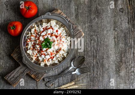 Türkische traditionelle Speisen Ravioli mit Joghurt und Tomatensauce in Teller, Manti Stockfoto