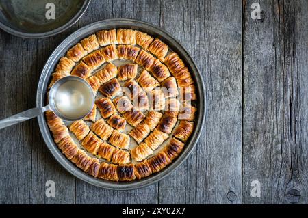 Traditionelles hausgemachtes türkisches Baklava in Tablett, gießendes Sherbet, köstliches Essen Stockfoto