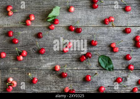 Frische reife rote Kirschen in der Schüssel auf weißem Steinhintergrund, Haufen von Sommerfrüchten Konzept Stockfoto