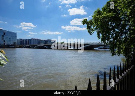 London - 06 14 2022: Blick auf die Themse und die Grosvenor Bridge Stockfoto