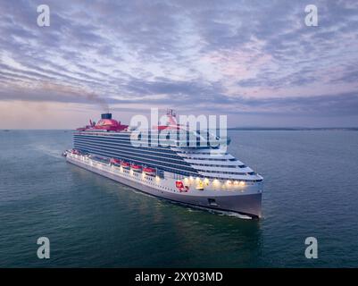 Resilient Lady Kreuzfahrtschiff. Ankunft am Portsmouth International Port aus der Vogelperspektive. Virgin Voyages. Stockfoto