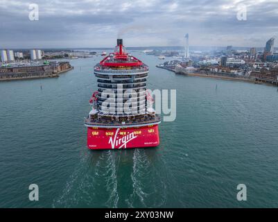 Resilient Lady Kreuzfahrtschiff. Ankunft am Portsmouth International Port aus der Vogelperspektive. Virgin Voyages. Stockfoto