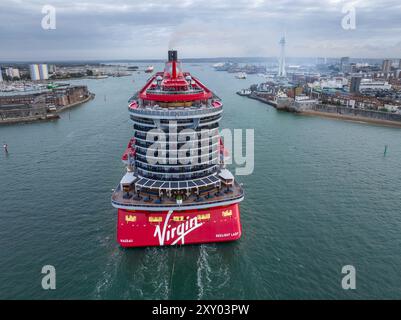 Resilient Lady Kreuzfahrtschiff. Ankunft am Portsmouth International Port aus der Vogelperspektive. Virgin Voyages. Stockfoto