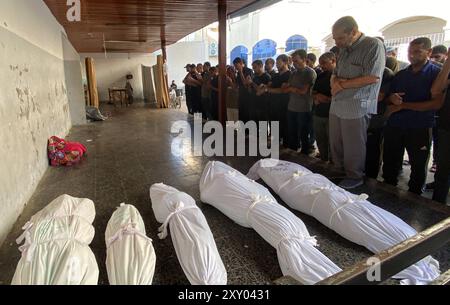 Verwandte der Palästinenser starben bei israelischen Angriffen, trauern, als sie die Leichen aus dem Leichenschauhaus von Al-Mamadani erhalten Verwandte der Palästinenser starben bei israelischen Angriffen, trauern, als sie die Leichen aus dem Leichenschauhaus des Al-Mamadani Krankenhauses zur Beerdigung in Gaza-Stadt, Gaza-Streifen, am 27. August 2024 erhalten. Foto: Hadi Daoud apaimages Dair El-Balah Gaza Streifen palästinensisches Gebiet 270824 Gaza City HD 009 Copyright: XapaimagesxHadixDaoudxxapaimagesx Stockfoto