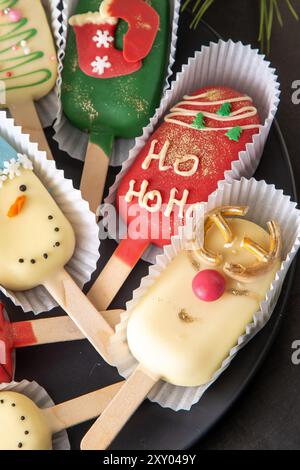 Winterliche süße Speisen. Käsekuchen-Stick-Eis. Süßigkeiten Schneemann, Hirsch. Lebkuchenkekse. Stockfoto