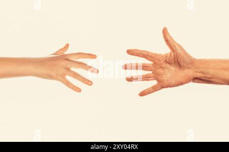 Alter, Familie, Betreuungs- und Betreuungskonzept, Senioren und junger Mann in Händen. Enkelsohnes helfende Hand reicht zum Großvater. Stockfoto