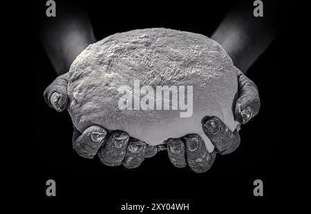 Mann gibt Brot, hilft Hand Konzept. Weibliche Hände, die rohen Teig auf schwarzem Hintergrund halten. Hände, die einen fertigen, sauberen Teig halten. Hilfe für Obdachlose Stockfoto