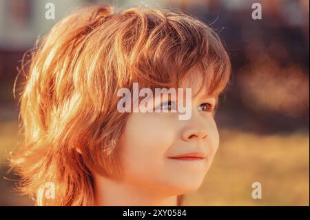 Kleiner Junge spaziert im Freien, Frühlingswetter, Sonne scheint, Kind entspannt sich unter der Sonne. Kind, Junge, Frühling, Sonne Stockfoto