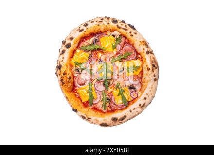 Fladenbrotpizza garniert mit frischer Rucola. Hausgemachte Fladenbrotpizza garniert mit frischer Rucola. Pizza mit Schinken und Gewürzen auf weiß Stockfoto