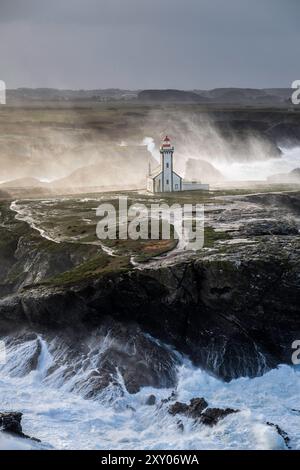 Sturm Ciaran über die Insel Belle-Ile vor den Küsten der Bretagne (Nordwesten Frankreichs) am 2. November 2023. Leuchtturm der pointe des Poulains hea Stockfoto