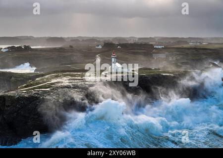 Sturm Ciaran über die Insel Belle-Ile vor den Küsten der Bretagne (Nordwesten Frankreichs) am 2. November 2023. Leuchtturm der pointe des Poulains hea Stockfoto