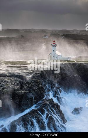 Sturm Ciaran über die Insel Belle-Ile vor den Küsten der Bretagne (Nordwesten Frankreichs) am 2. November 2023. Leuchtturm der pointe des Poulains hea Stockfoto