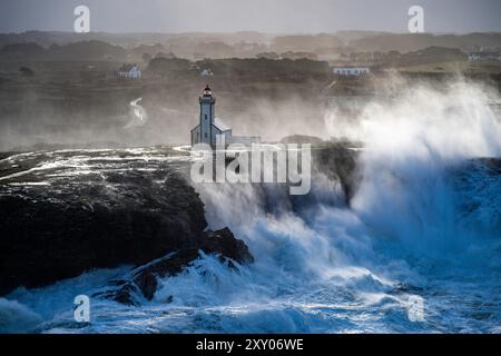 Sturm Ciaran über die Insel Belle-Ile vor den Küsten der Bretagne (Nordwesten Frankreichs) am 2. November 2023. Leuchtturm der pointe des Poulains hea Stockfoto