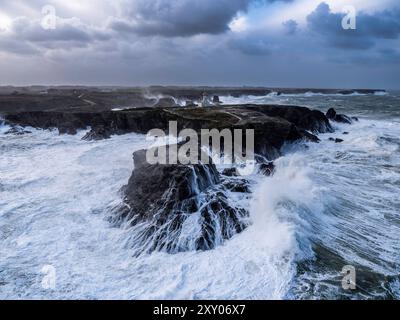 Sturm Ciaran über die Insel Belle-Ile vor den Küsten der Bretagne (Nordwesten Frankreichs) am 2. November 2023. Leuchtturm der pointe des Poulains hea Stockfoto