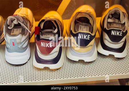 Hongkong – 13. August 2024: Nike Schuhe mit nike Logos im Nike Shop. Stockfoto