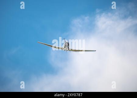 Sarlat-Domme, Dordogne, Frankreich - 25. August 2024: Ein aus China gebauter Nanchang CJ-6 aus dem Jahr 1968 führt Kunstflug auf der Sarlat-Domme Spektakel Aerien Airshow durch Stockfoto