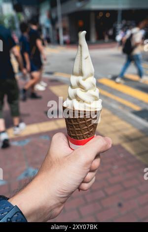 In der Straße von Mongkok, Hongkong, gibt es ein Softeis Stockfoto