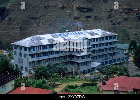 Labookellie Tea Factory, das älteste Teezentrum Sri Lankas, befindet sich am PBC Highway nördlich von Nuwara Eliya in der Zentralprovinz Sri Lankas. Archivbild, das 2001 aufgenommen wurde Stockfoto