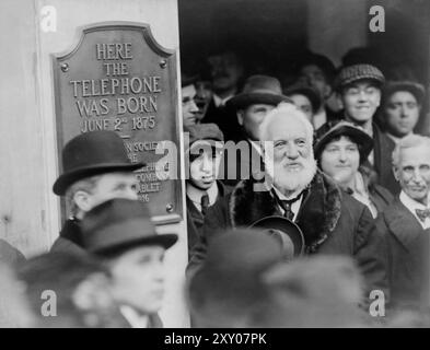 Alexander Graham Bell bei der Enthüllung einer Gedenktafel zum Gedenken an die Erfindung des Telefons im Jahr 1876, Boston, Massachusetts, 1916. Foto von Richard W. Sears. Gelatinedruck Stockfoto