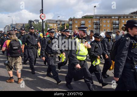 London, Großbritannien. August 2024. Polizeibeamte kommen am zweiten Tag des Notting Hill Karnevals an, da die Sicherheit nach Messerstechungen und Festnahmen am Vortag erhöht wird. Quelle: Vuk Valcic/Alamy Live News Stockfoto