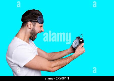 Profil Seitenansicht Porträt seines hübsch aussehenden, verrückten bärtigen Mannes, der in den Händen hält Uhr, die isoliert über grauem Pastellfarben schreiend Stockfoto