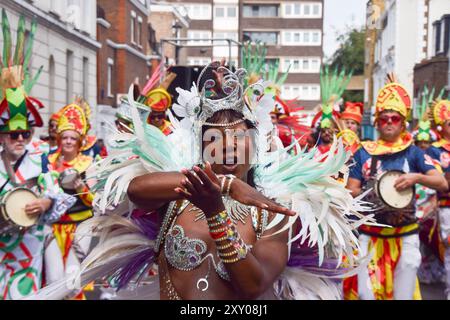 London, Großbritannien. August 2024. Tänzer in aufwendigen Kostümen treten am zweiten Tag des Notting Hill Carnivals in diesem Jahr auf. Die jährliche Veranstaltung in Londons beliebter Umgebung Notting Hill zieht rund eine Million Menschen an und ist in erster Linie eine Feier der karibischen Kultur. Quelle: Vuk Valcic/Alamy Live News Stockfoto